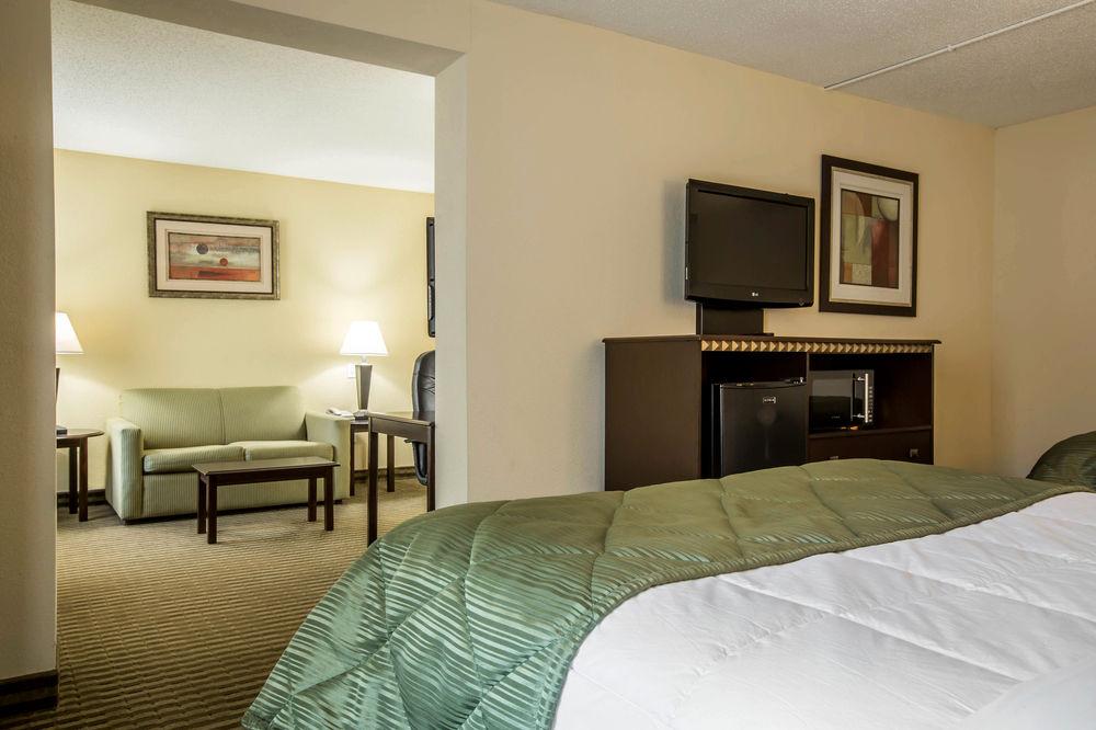 Quality Inn & Suites Greenville - Haywood Mall Екстериор снимка