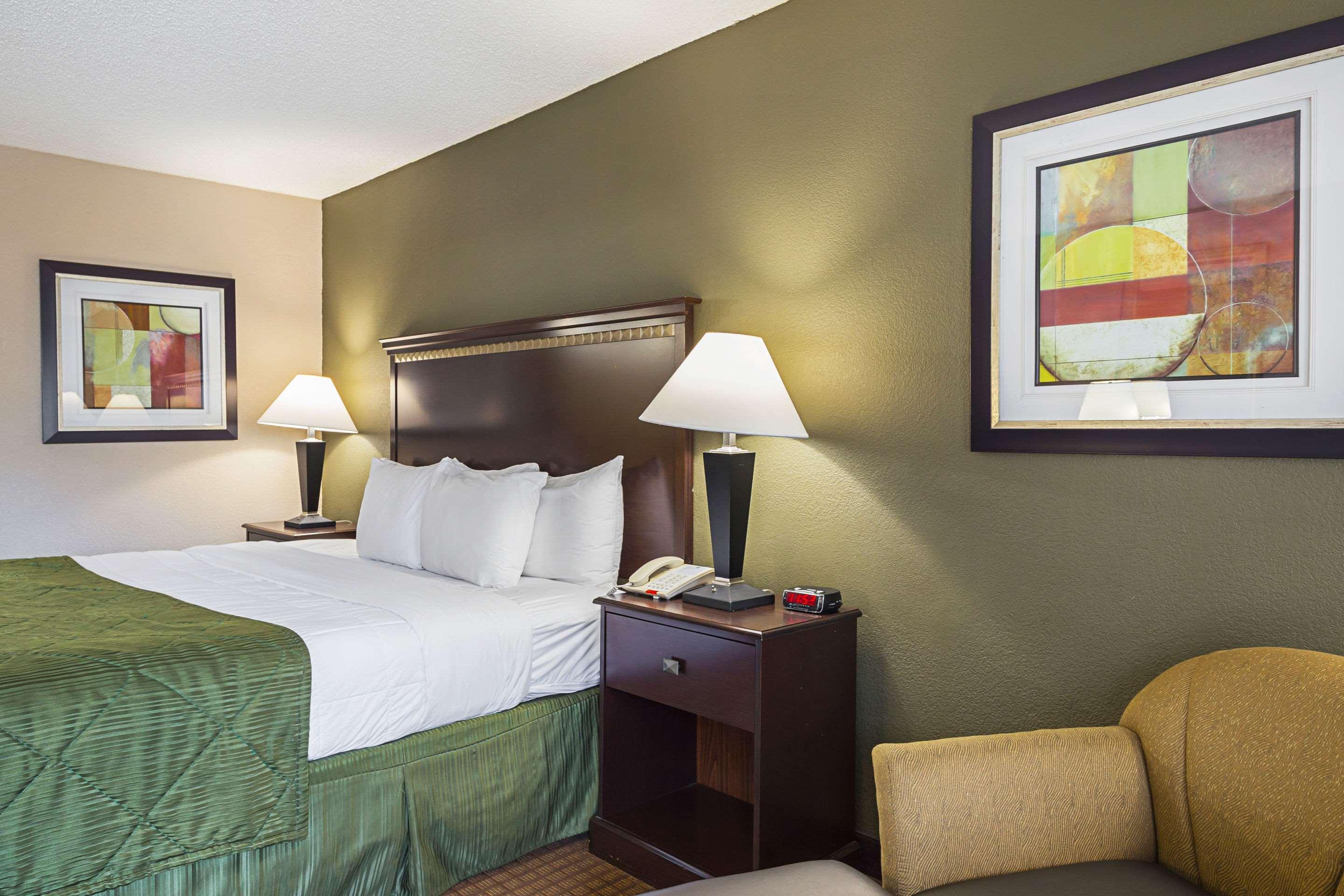 Quality Inn & Suites Greenville - Haywood Mall Екстериор снимка