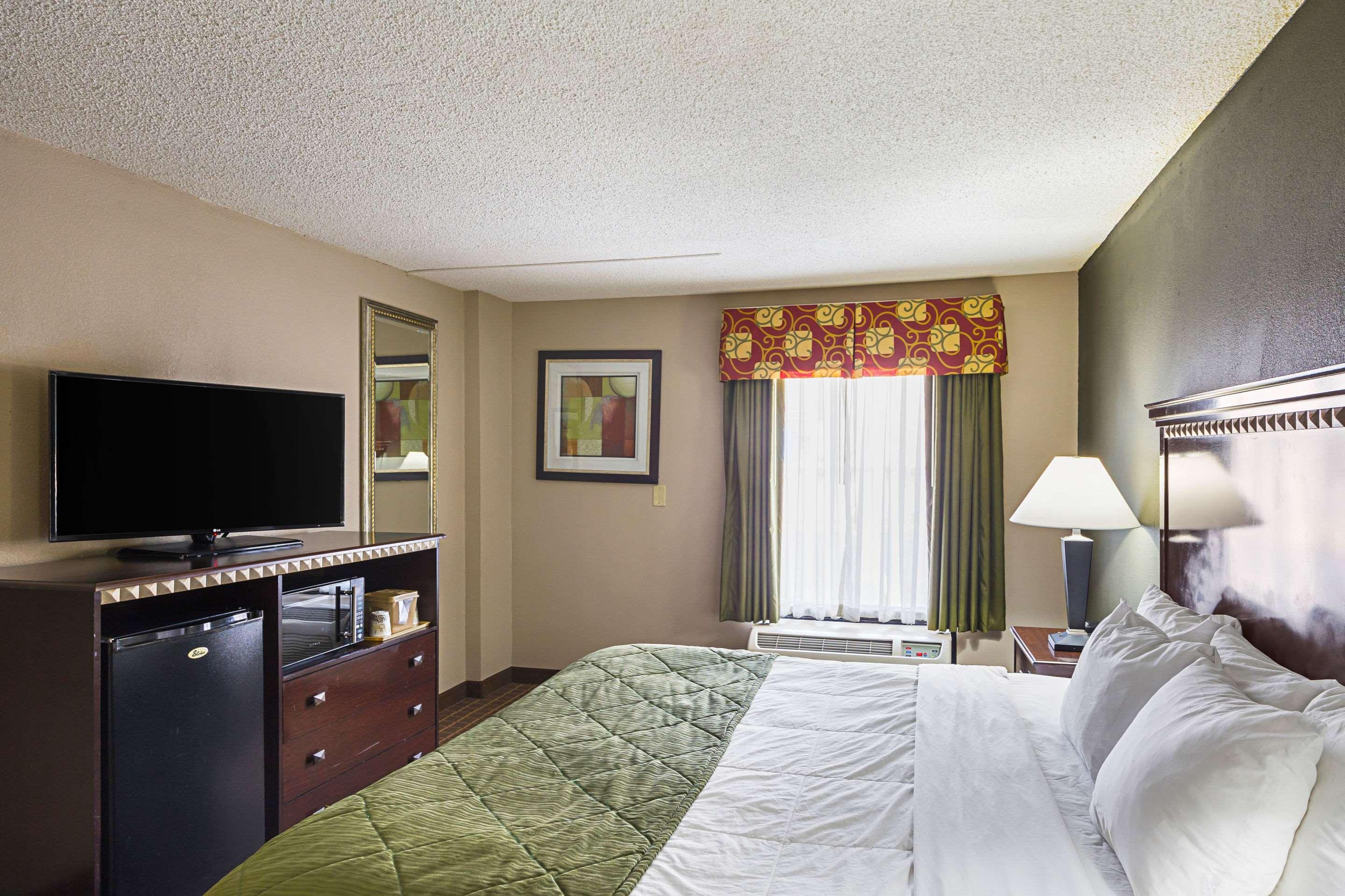 Quality Inn & Suites Greenville - Haywood Mall Екстериор снимка