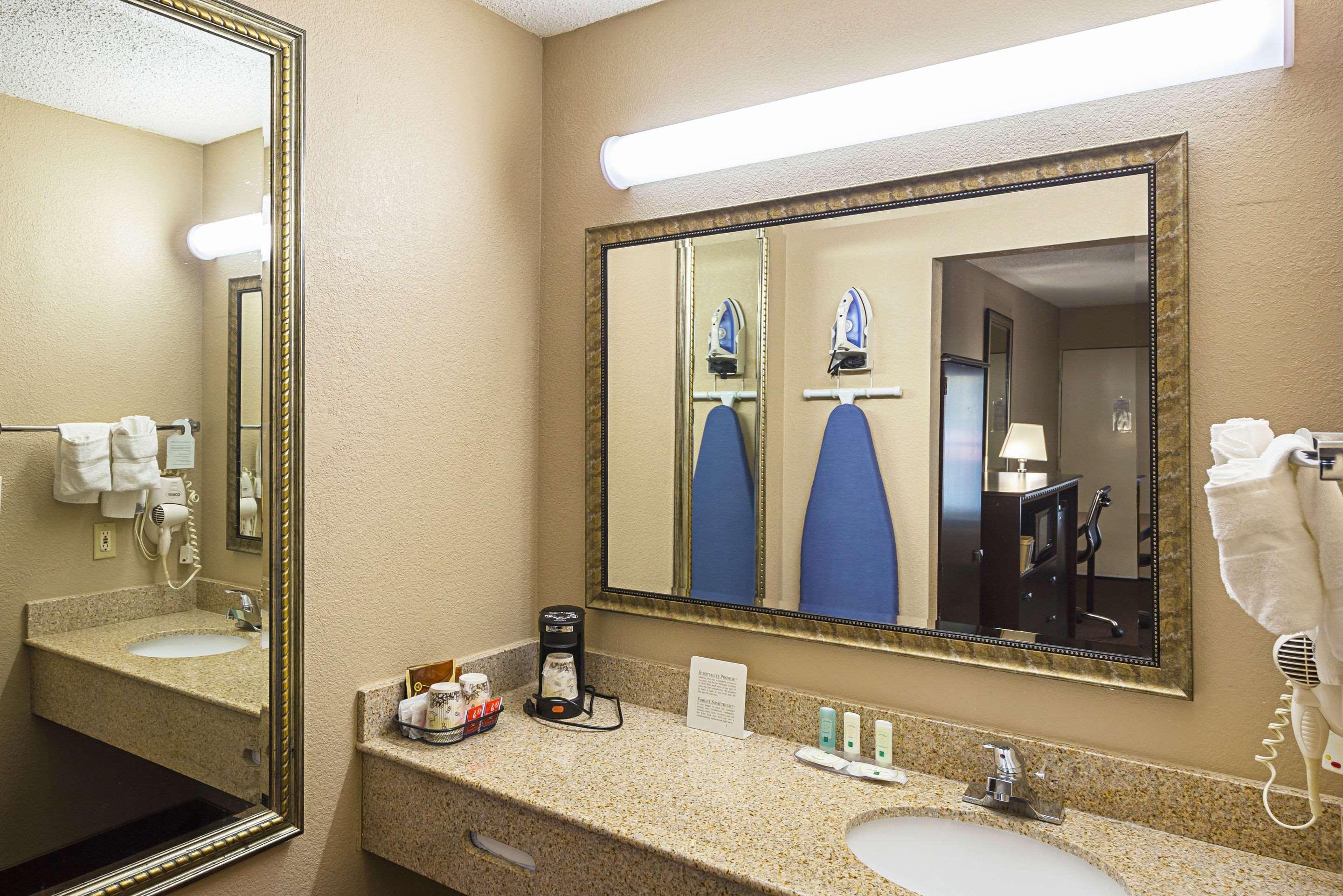 Quality Inn & Suites Greenville - Haywood Mall Екстериор снимка