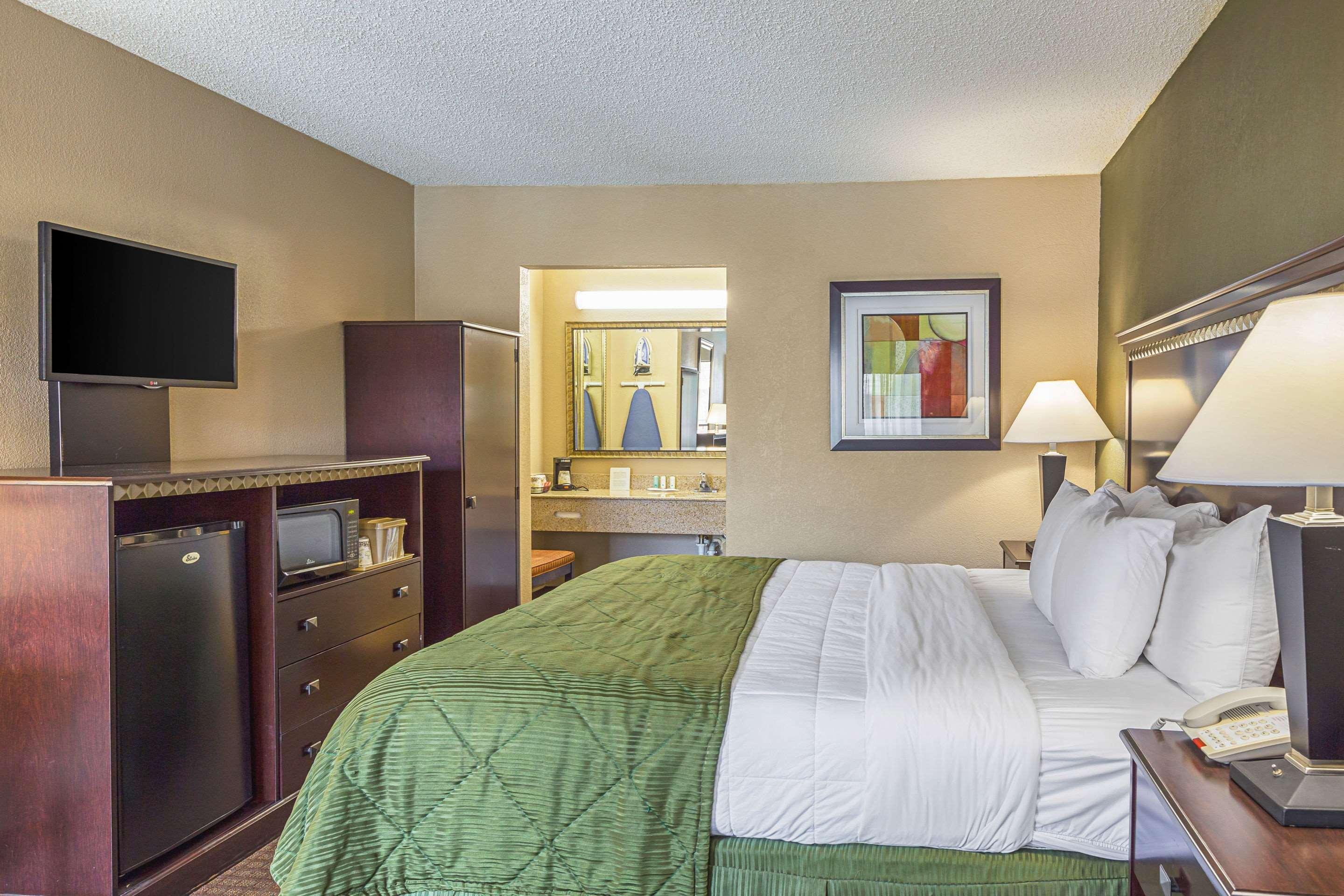 Quality Inn & Suites Greenville - Haywood Mall Екстериор снимка