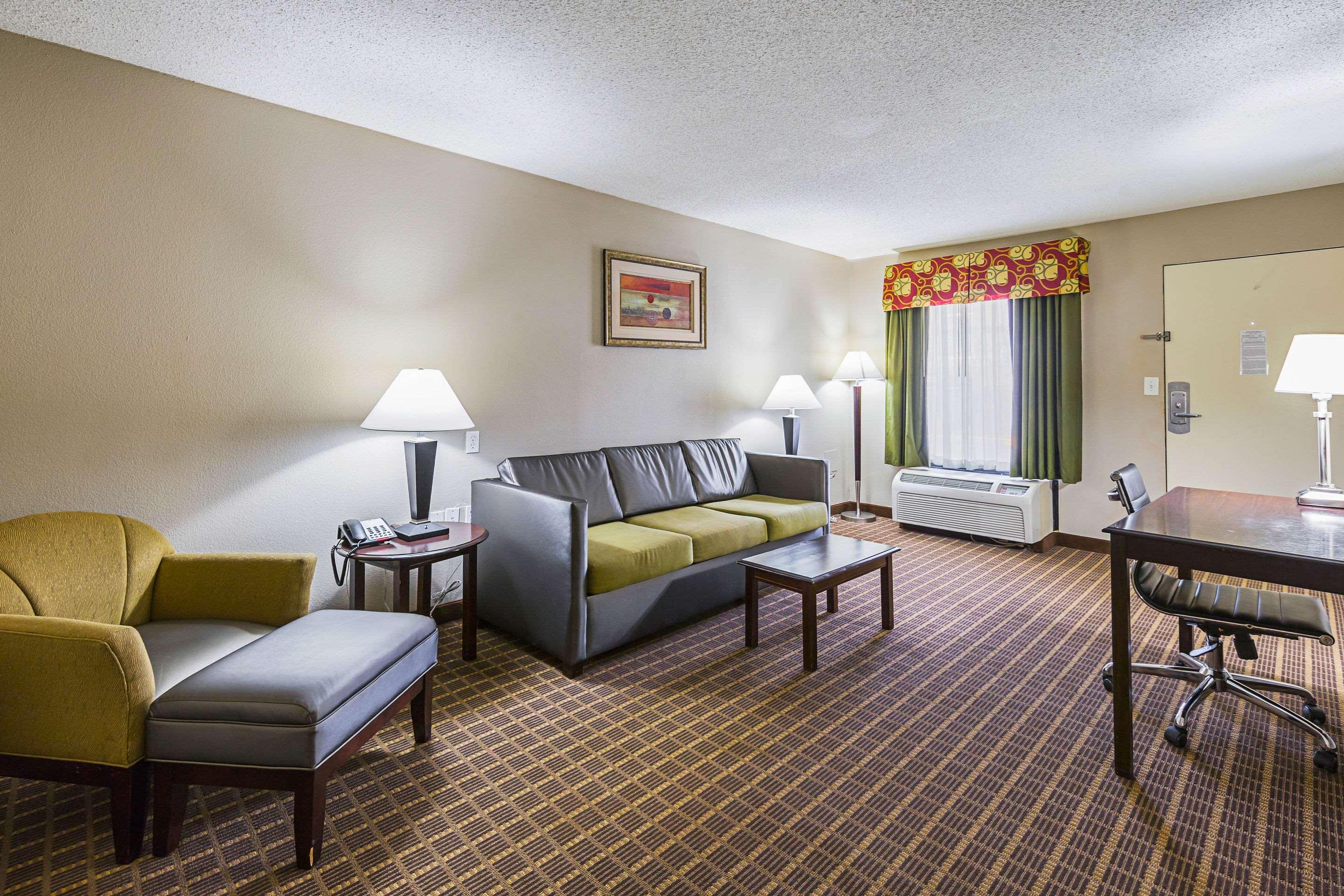 Quality Inn & Suites Greenville - Haywood Mall Екстериор снимка