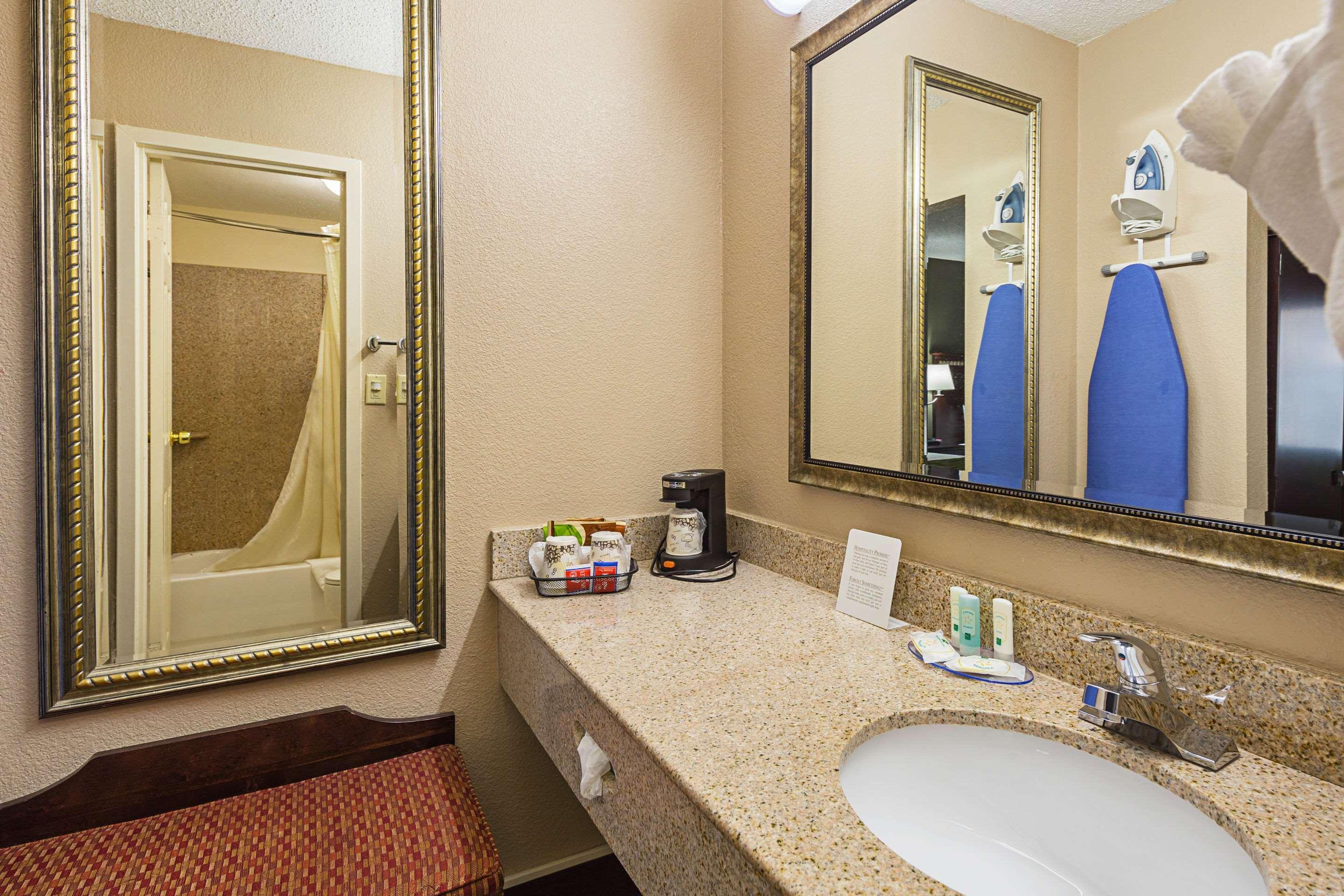 Quality Inn & Suites Greenville - Haywood Mall Екстериор снимка