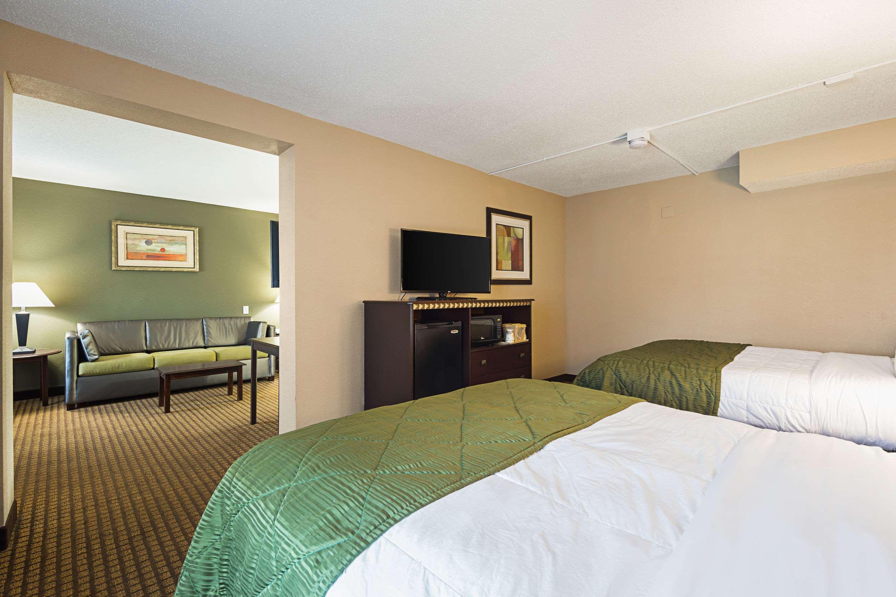 Quality Inn & Suites Greenville - Haywood Mall Екстериор снимка