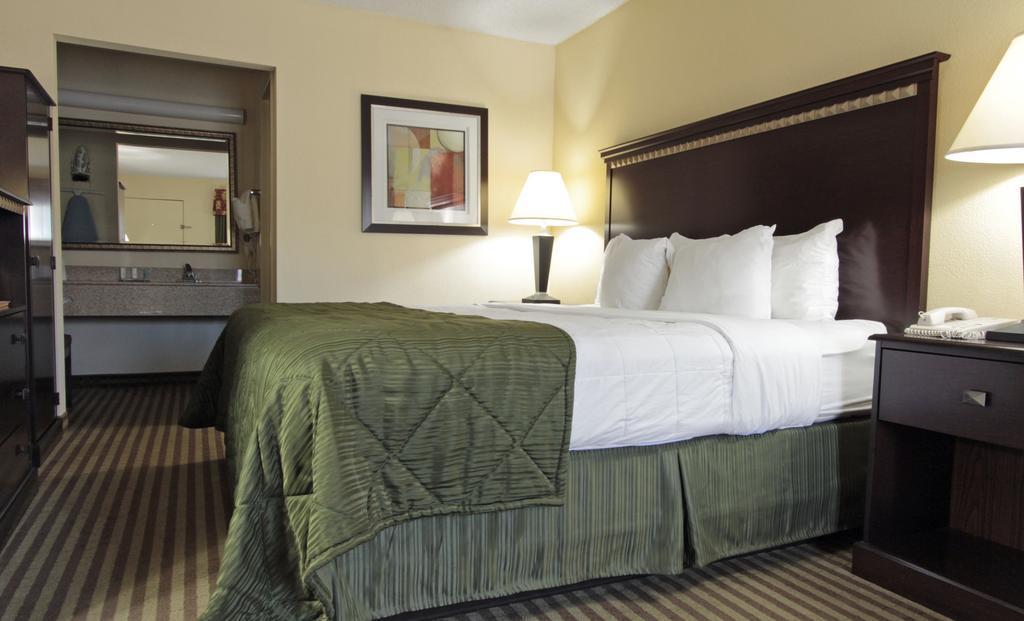 Quality Inn & Suites Greenville - Haywood Mall Екстериор снимка