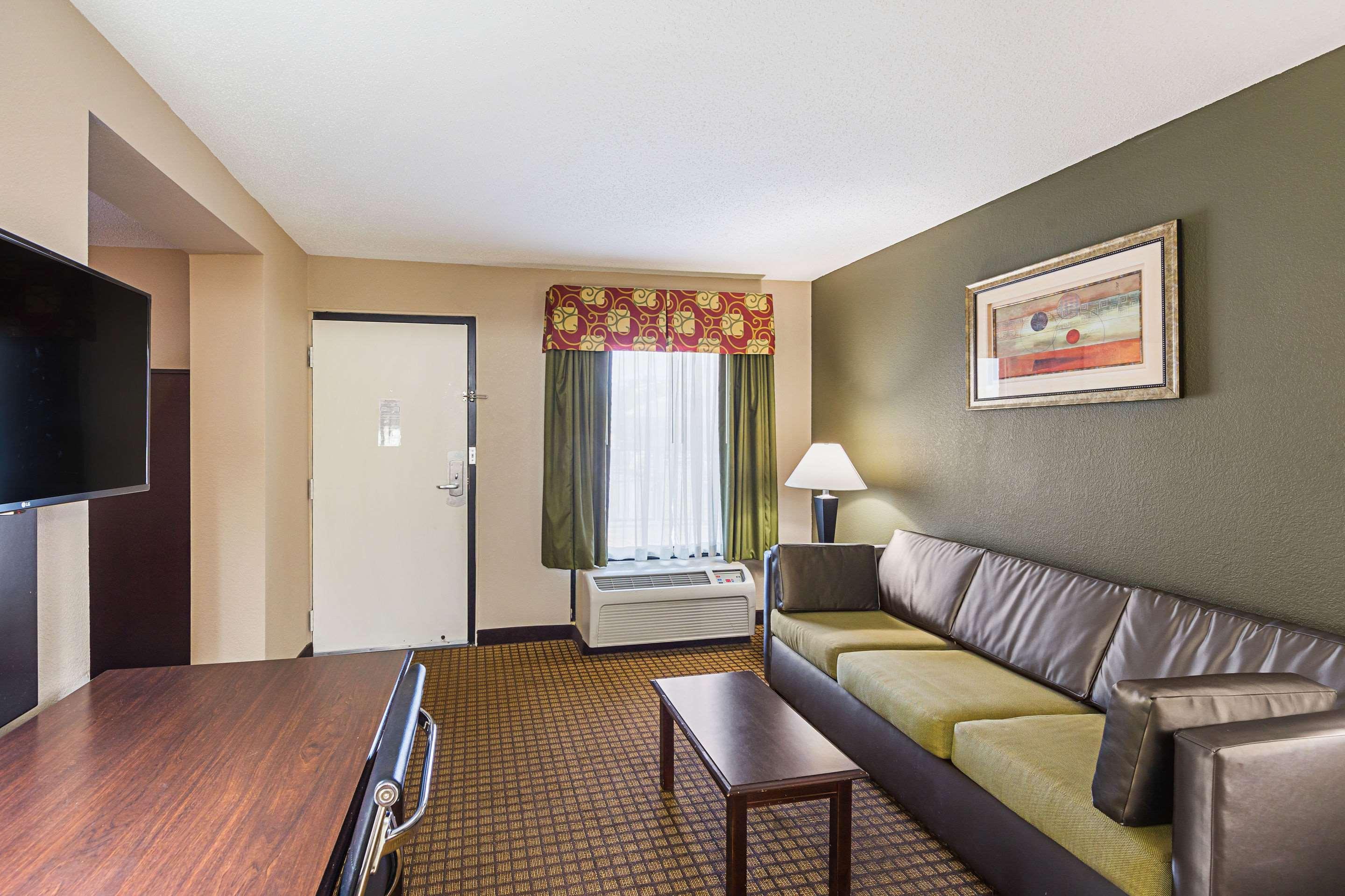 Quality Inn & Suites Greenville - Haywood Mall Екстериор снимка