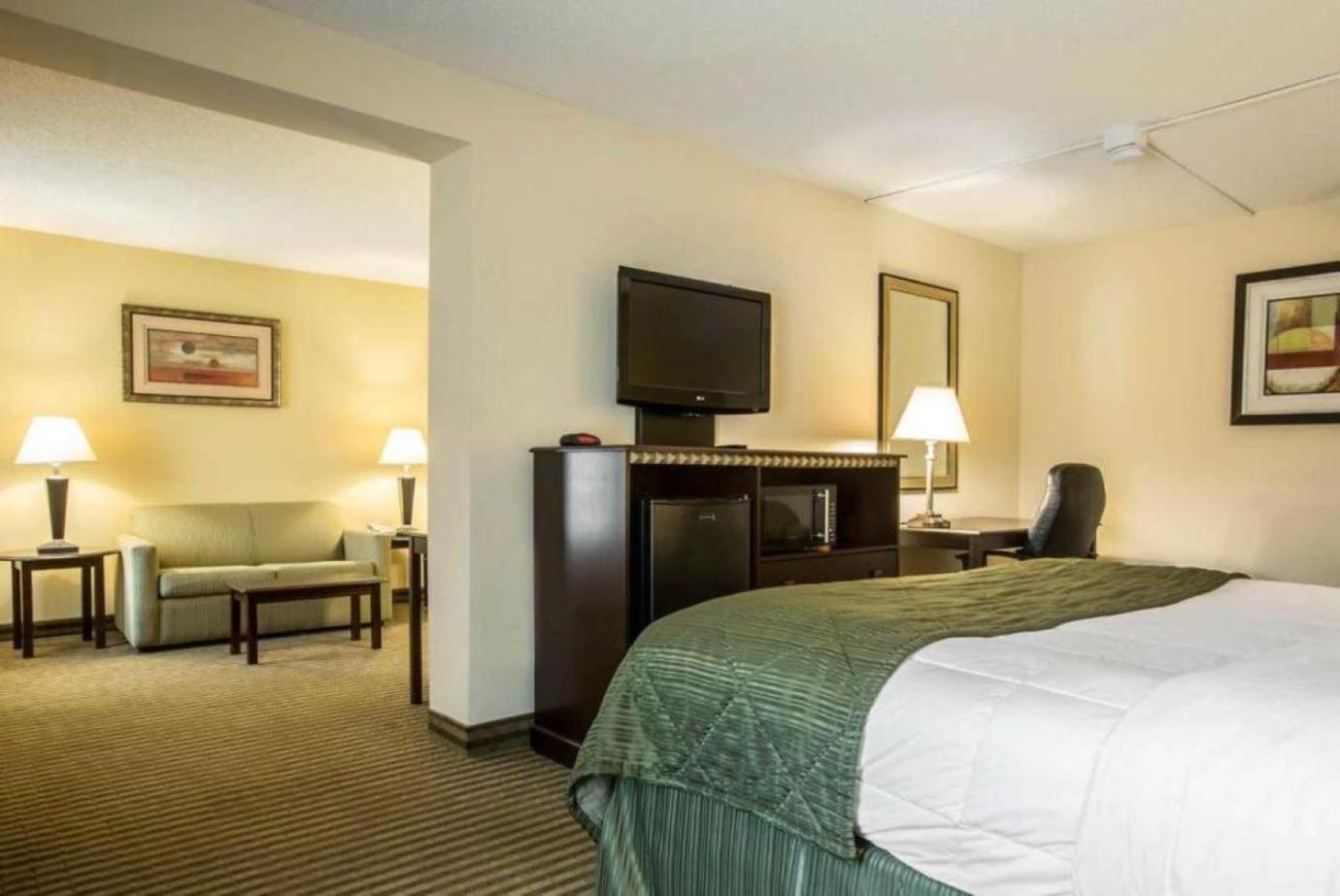 Quality Inn & Suites Greenville - Haywood Mall Екстериор снимка