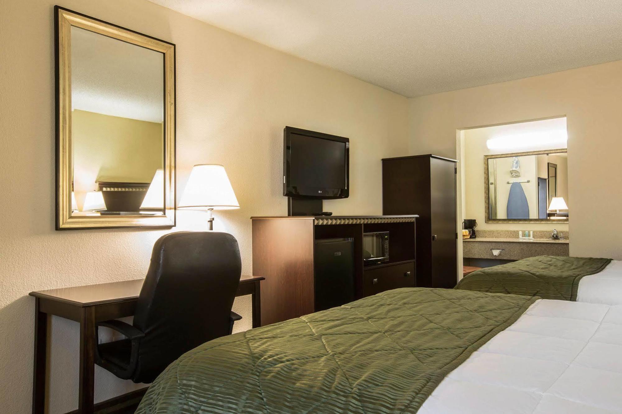 Quality Inn & Suites Greenville - Haywood Mall Екстериор снимка